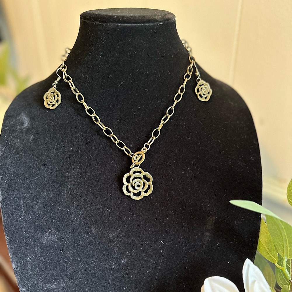 Earring an necklace set 🌸